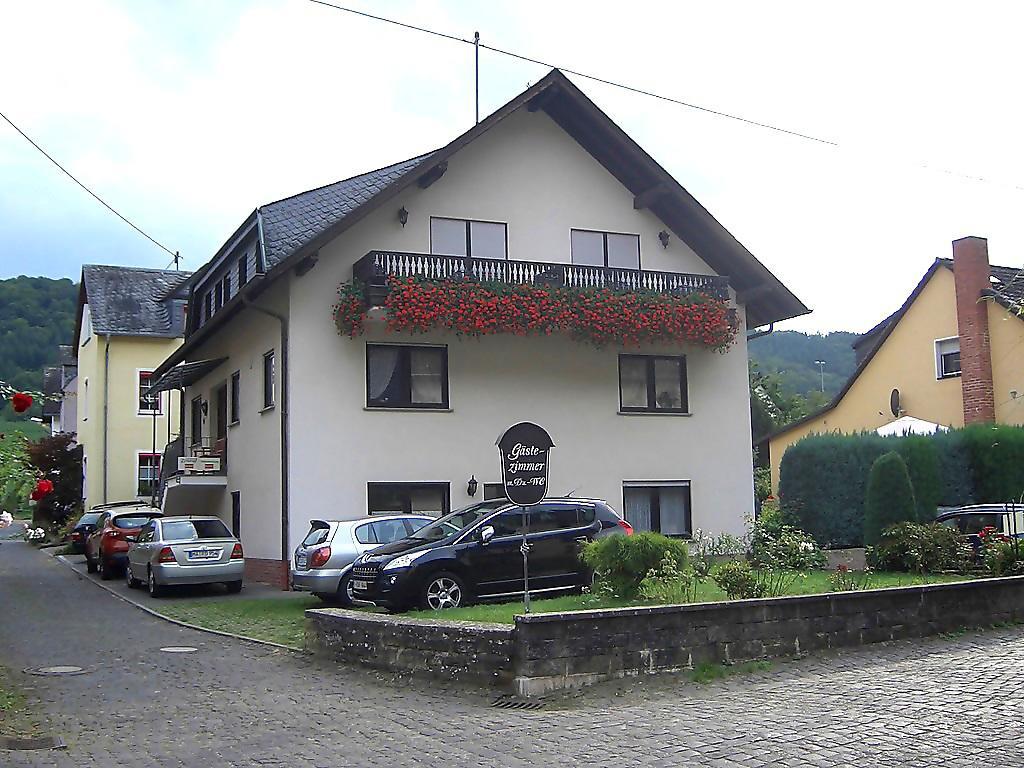 Mosel-Gastehaus Kirch Hotel Ернст Екстериор снимка